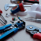MINIATURA DE ALICATES, HERRAMIENTAS Y BOMBILLAS EN UNA MESA DE TRABAJO
