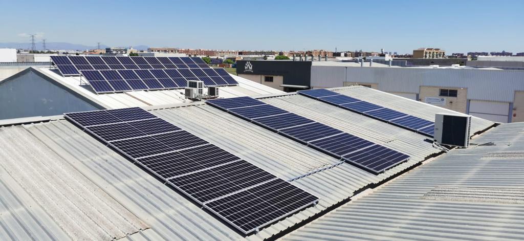 Hemos instalado recientemente un conjunto de placas fotovoltaicas en la parte superior de nuestras instalaciones con las que nos acercamos al objetivo de ser neutros en emisiones de carbono. Te contamos los detalles y las cifras de esta operación