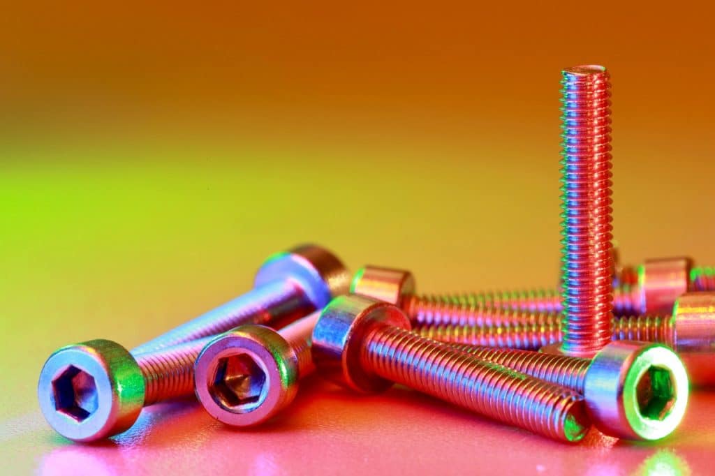 Cómo elegir tornillos, anclajes y fijaciones industriales que resistan altas temperaturas y ambientes húmedos sin comprometer la seguridad