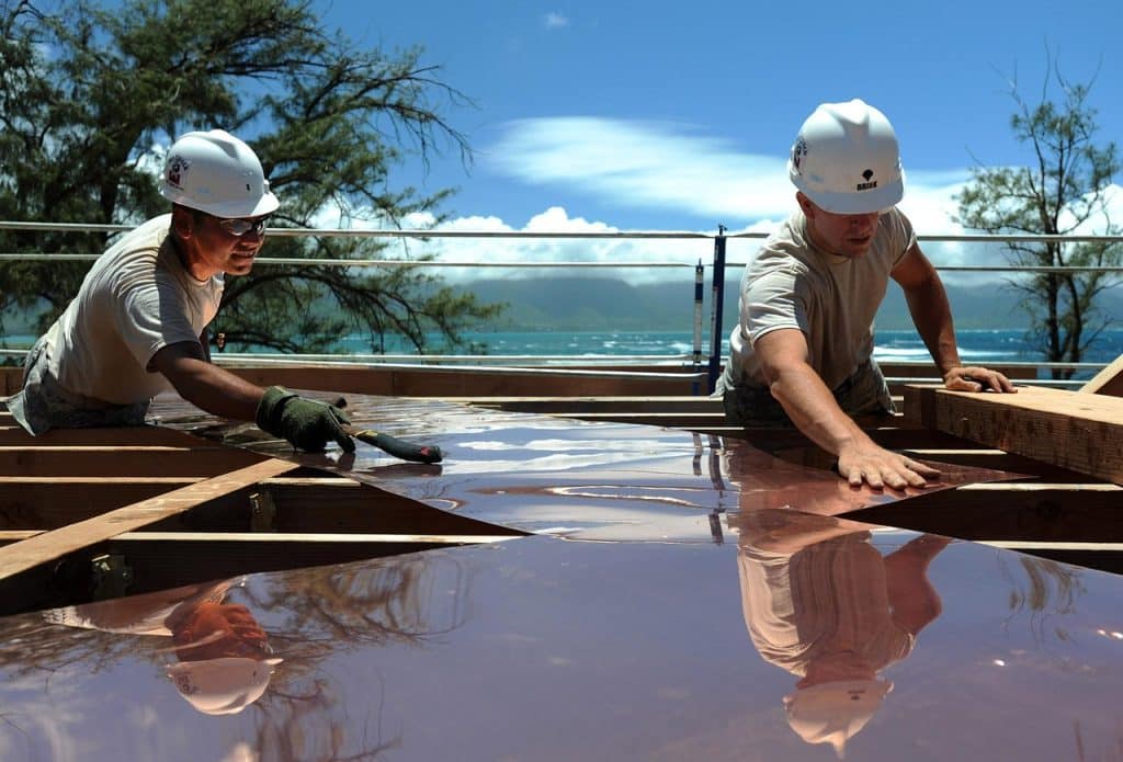 Descubre cómo evitar accidentes laborales en verano con prevención, ropa transpirable y EPIs adaptados al calor. Soluciones técnicas en Valencia