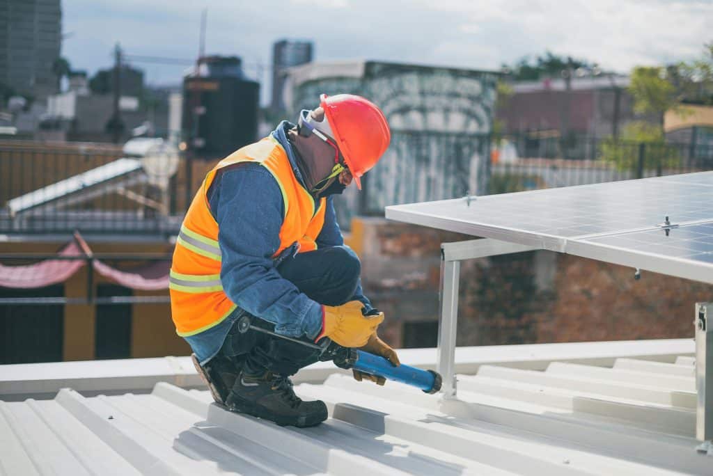 Las altas temperaturas aumentan el riesgo de accidentes laborales. Descubre cómo afecta el calor al trabajo y qué medidas preventivas pueden evitar problemas en verano.