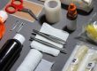 Material de primeros auxilios de un botiquin de empresa: gasas, vendas, pinzas y tijeras